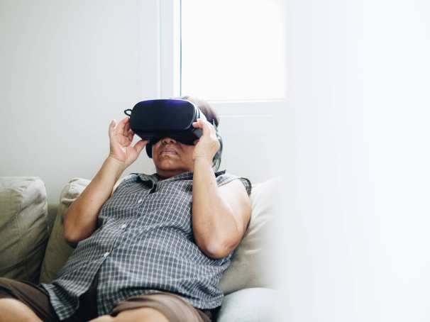 virtual reality, ouder persoon met VR-bril