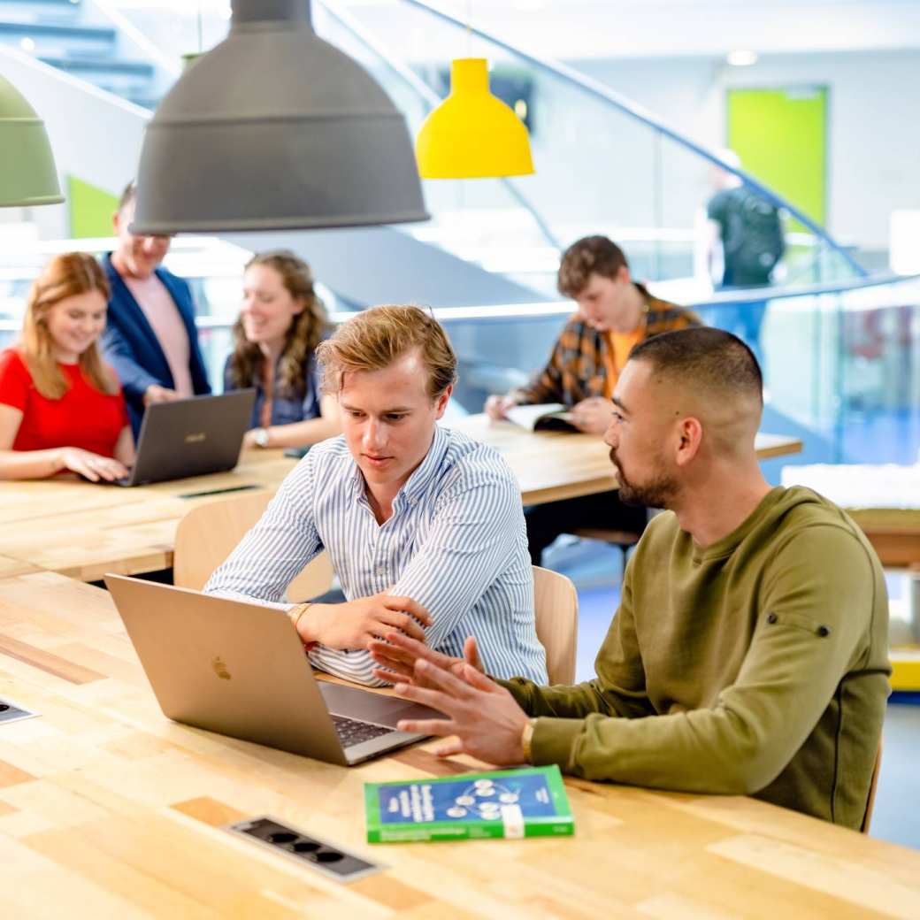 Facility Management, foto 8219, studenten aan het werk op de laptop, samenwerken