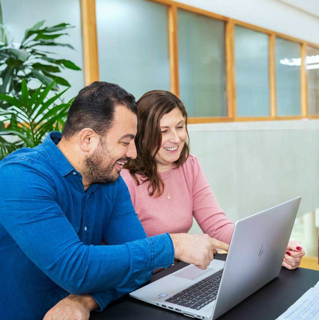 2 masterstudenten met een laptop