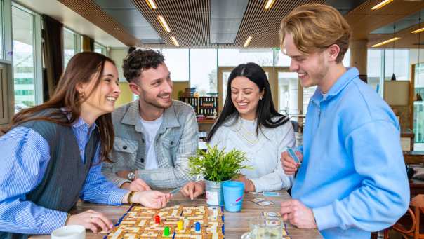 Studenten spelen samen een spel 