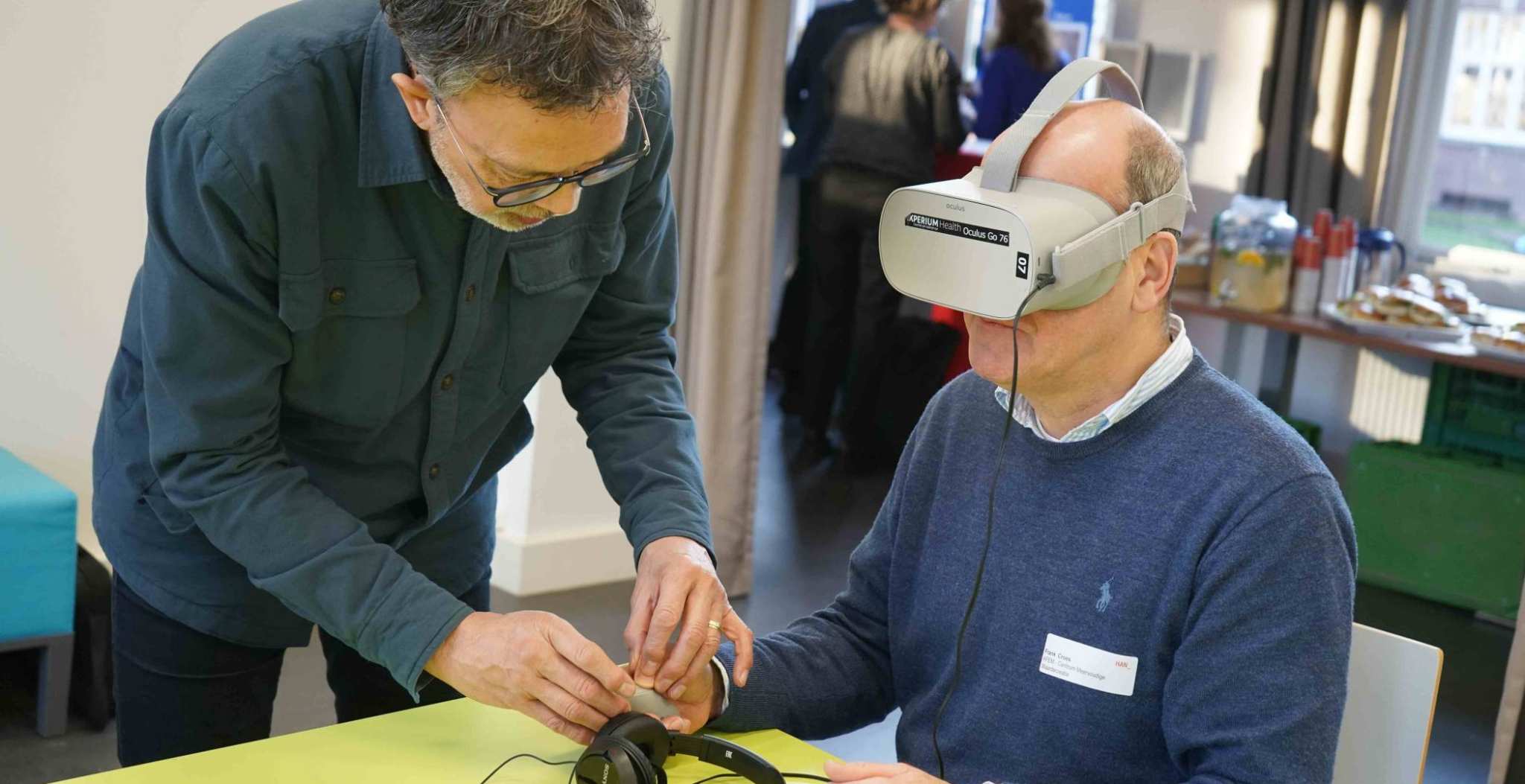 In de VR simulatie laaggeletterdheid kunnen mensen ervaren hoe het is om met iemand die laaggeletterd is in gesprek te gaan.