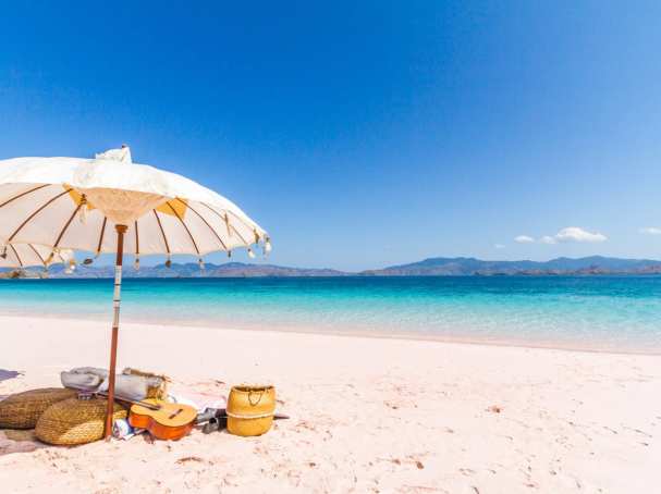 Strand met parasol