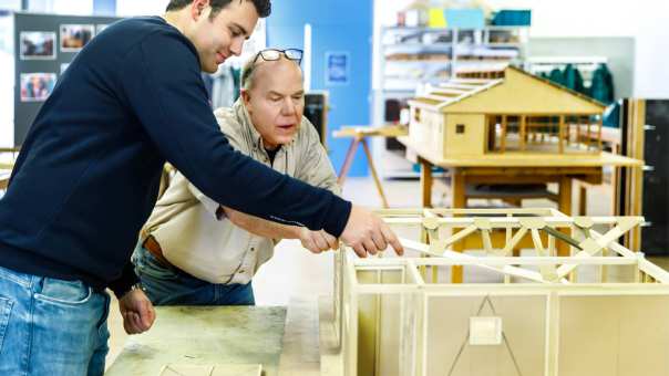 bouwkunde student docent werkplaats maquette