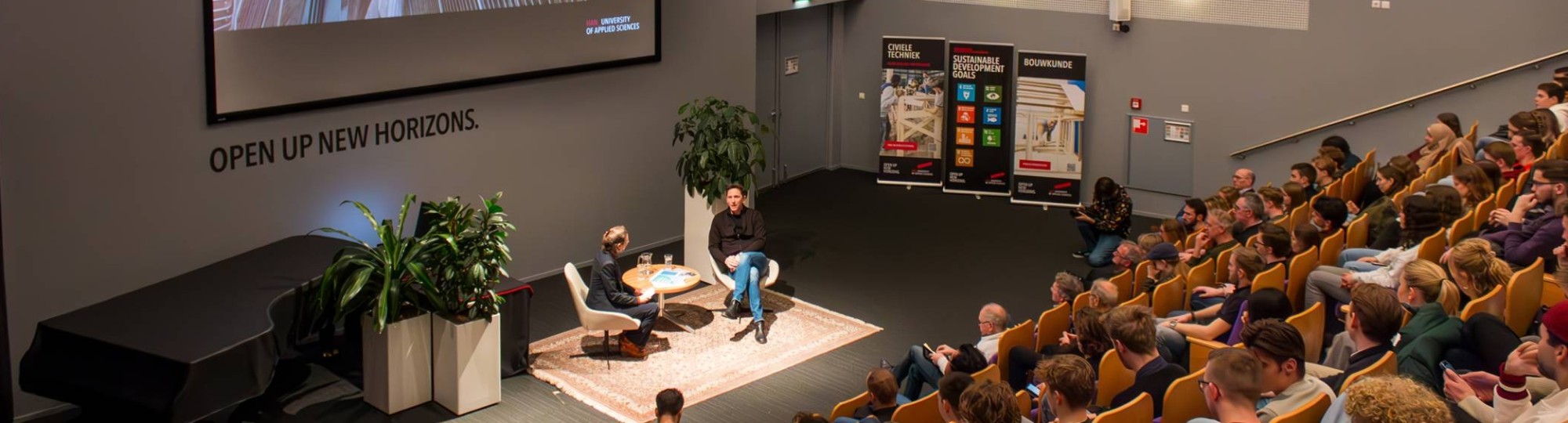 Collegetour Built met Rijksbouwmeester Francesco Veenstra en docent Hanneke Spoorenberg