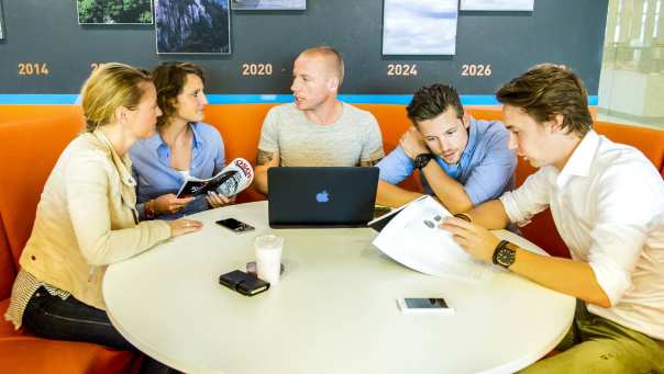 studenten overleggen aan ronde tafel