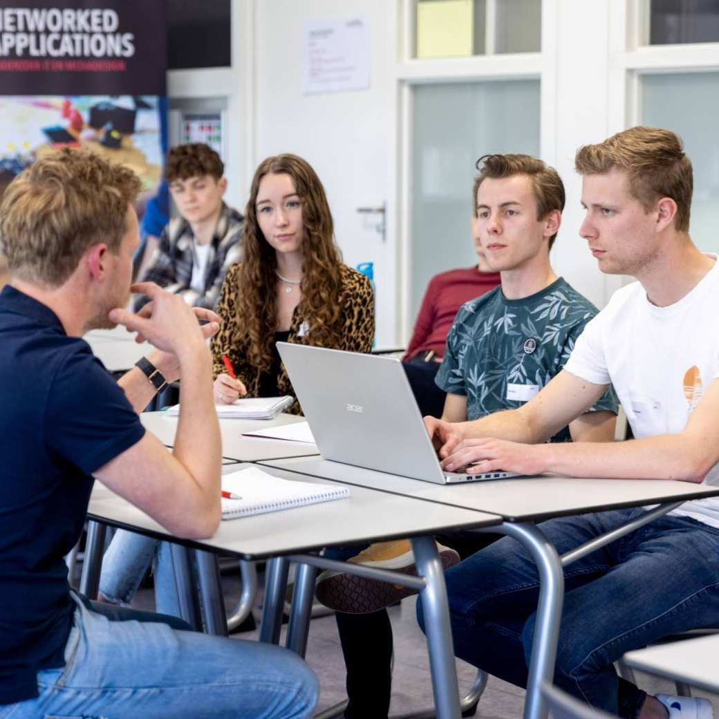 master studenten zijn in gesprek op campus Nijmegen