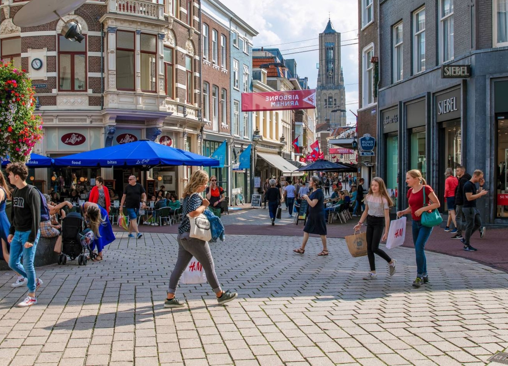 winkelstraat met kerk