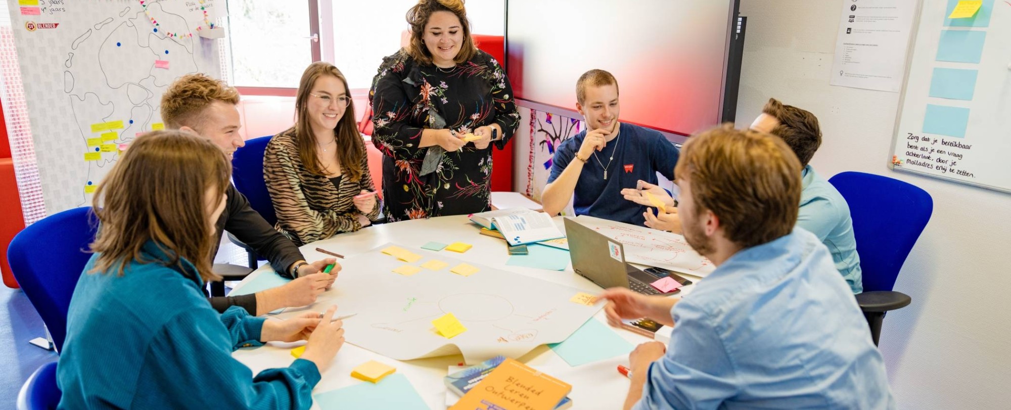 Learning and Development in Organisations voltijd, docent en studenten aan het werk