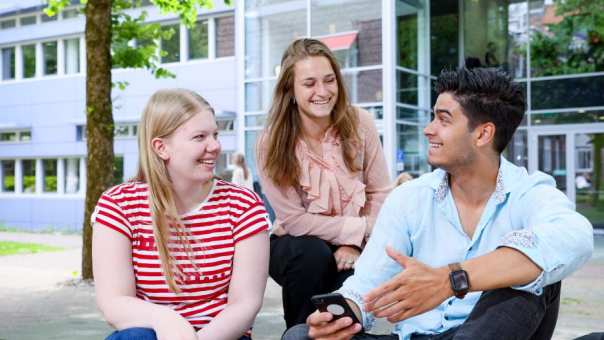 Studenten Bedrijfskunde buiten op het plein voor de HAN