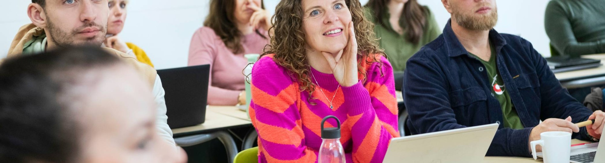 masterstudenten luisteren aandachtig, close-up op een vrouwelijke studente