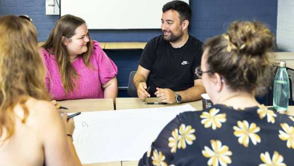 Studenten van de Master Social Work kijken elkaar aan tijdens een brainstormsessie.