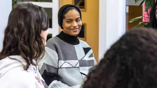 International Social Work, student groep gesprek lachen