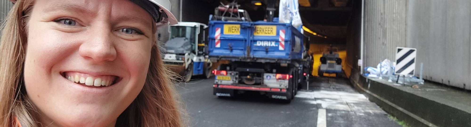 Laurie Driessen tijdens haar werk bij een tunnel