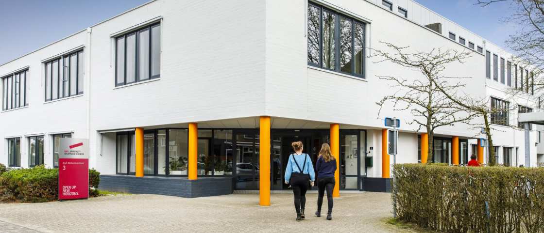 Prof Molkenboerstraat Nijmegen, studenten lopen naar ingang, vooraanzicht, bord, signing, branding, huisstijl