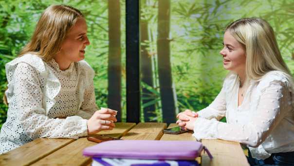 2 studenten van de opleiding hrm met elkaar in gesprek op de HAN in Nijmegen