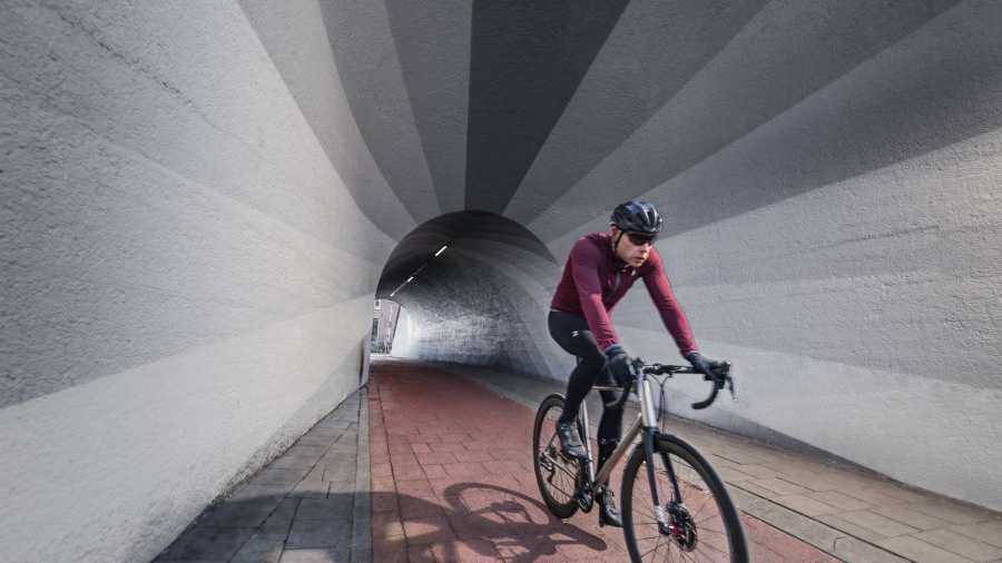 Wielrenner komt uit tunnel