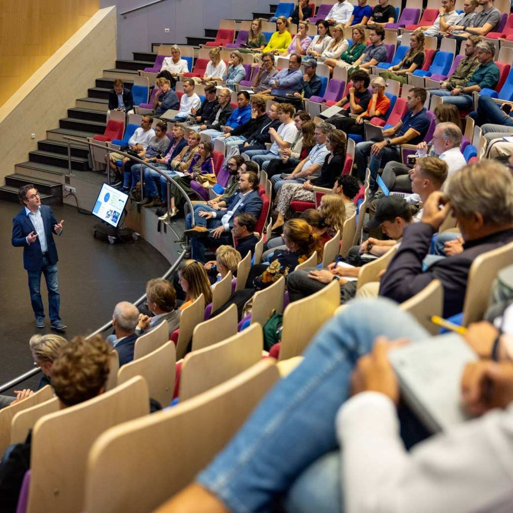 Auditorium gevuld met deelnemers tijdens de plenaire sessie tijdens de Masterclass AI van het Business Service Center en OndernemersLab Nijmegen. 