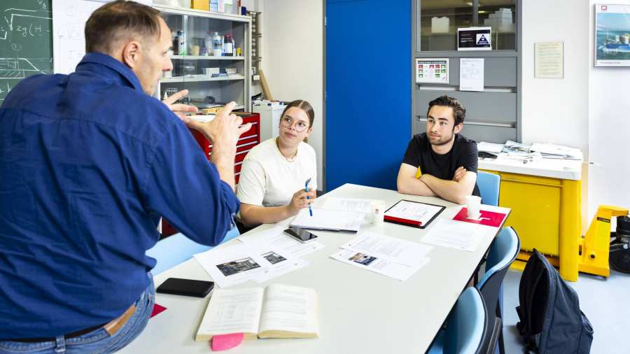 docent civiele techniek geeft instructies aan studenten