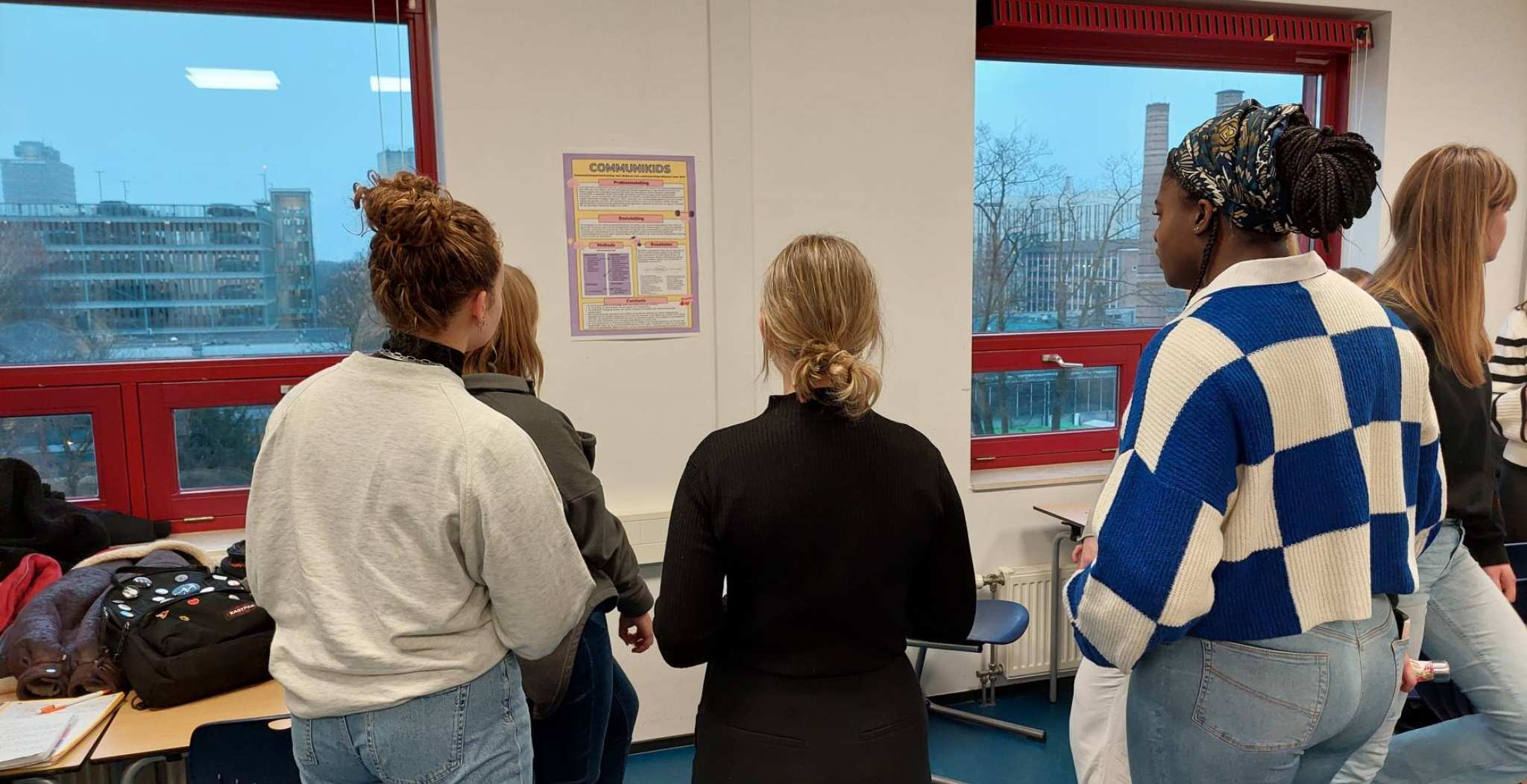 PZW-studenten in gesprek tijdens hun posterpresentatie