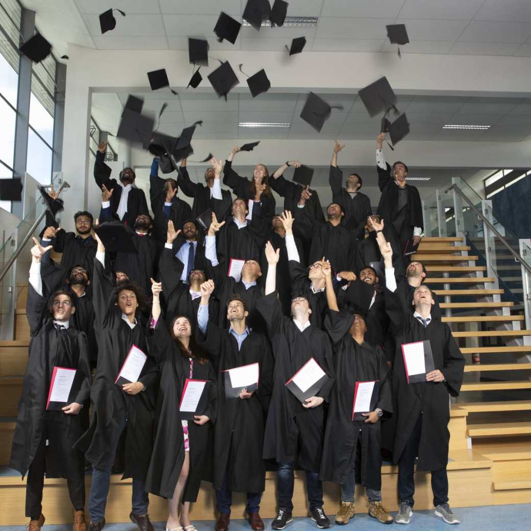 Vrijdag 8 juli 2022 verwelkomde de Master Engineering Systems 29 afgestudeerden op de Diploma Ceremonie. Een trots moment.