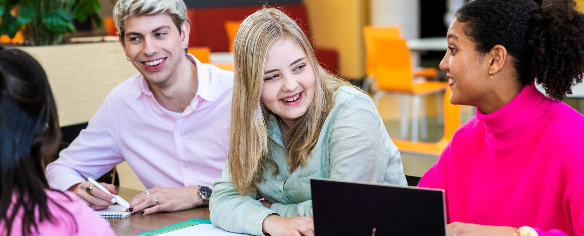 Logopedie studenten studeren samen logopedisten