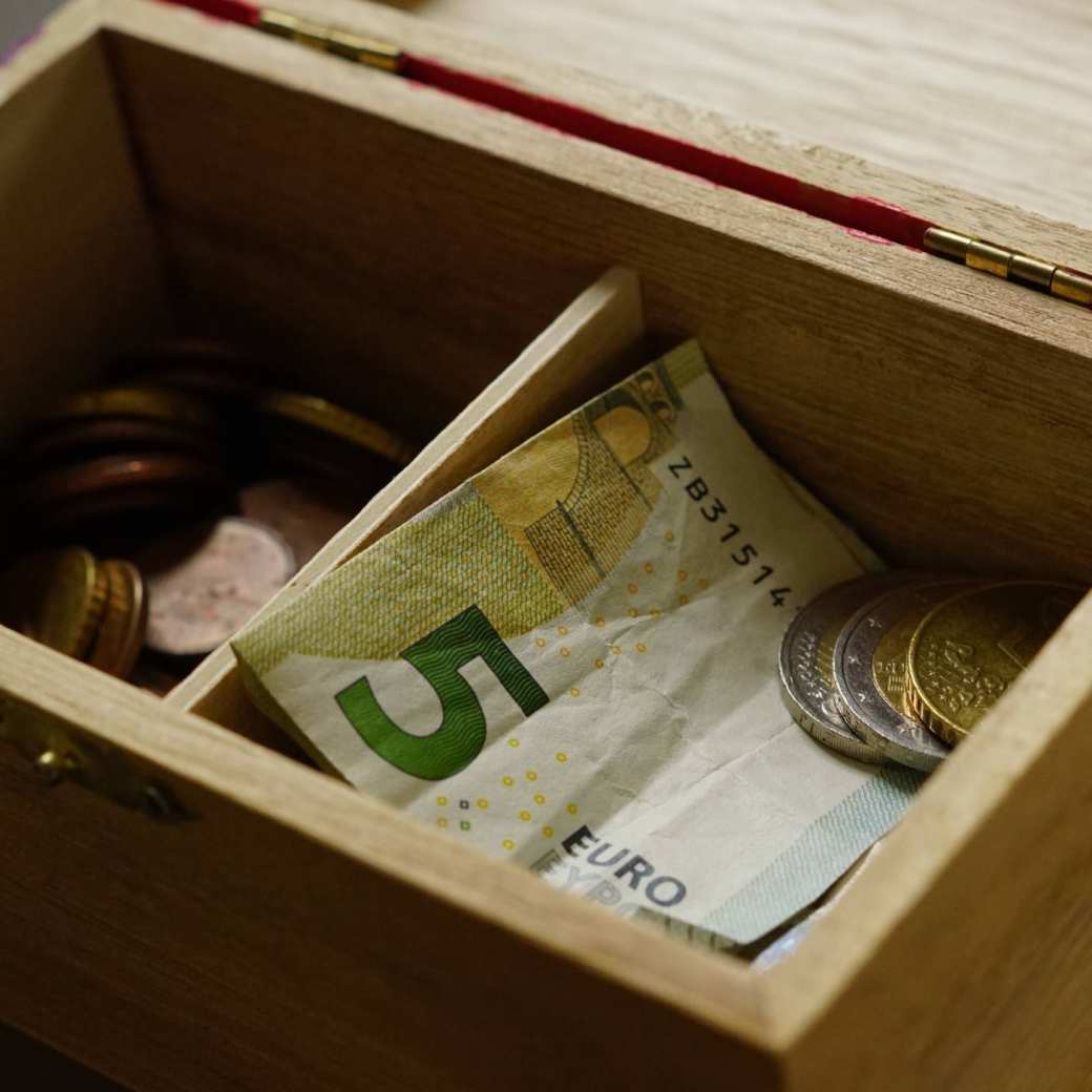 Armoede in beeld. Kistje met geld