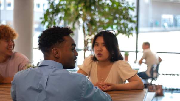 Een groep studenten van de voltijd AD-opleiding Sustainable International Business zit in de Hangar