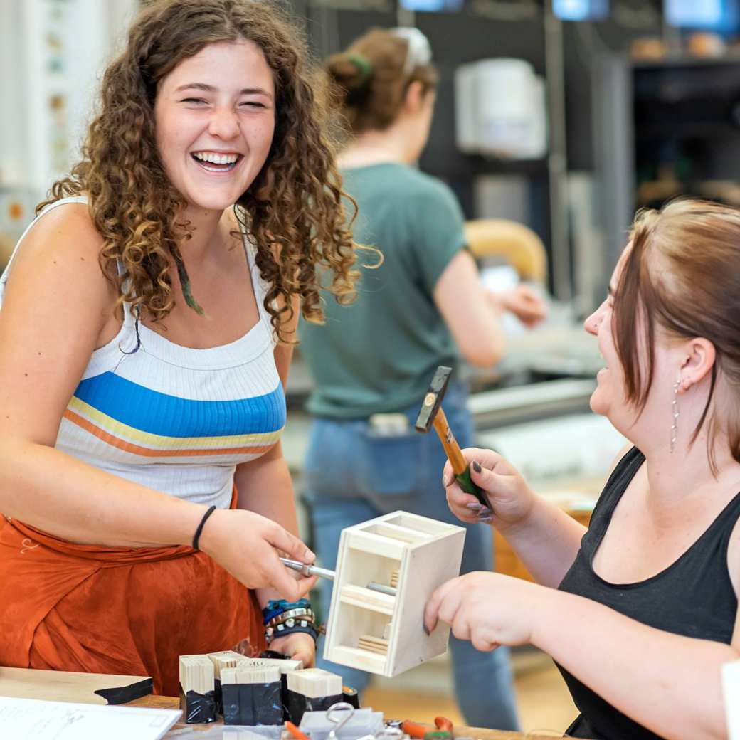 Vaktherapie student luistert aandachtig tijdens een theorieles