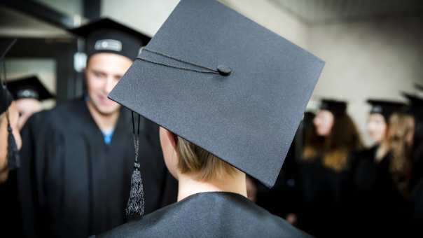 studenten die zijn geslaagd met een speciale graduation hoed op