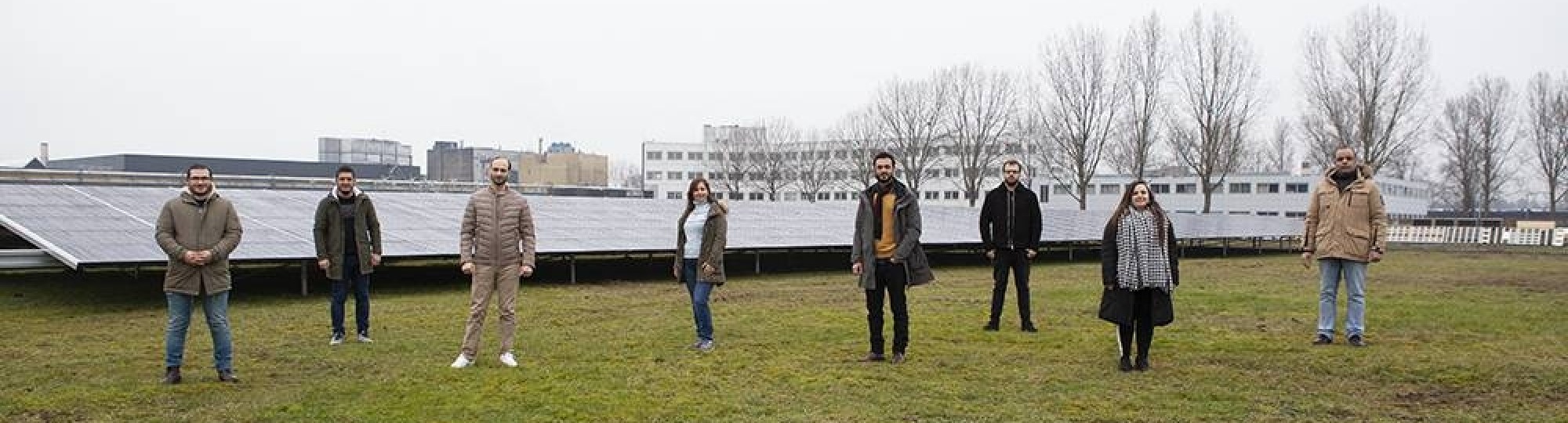 Groepsfoto van de statushouders die een vooropleiding doen om een deeltijdopleiding te doen in de Techniek om in de energietransitie te kunnen werken.