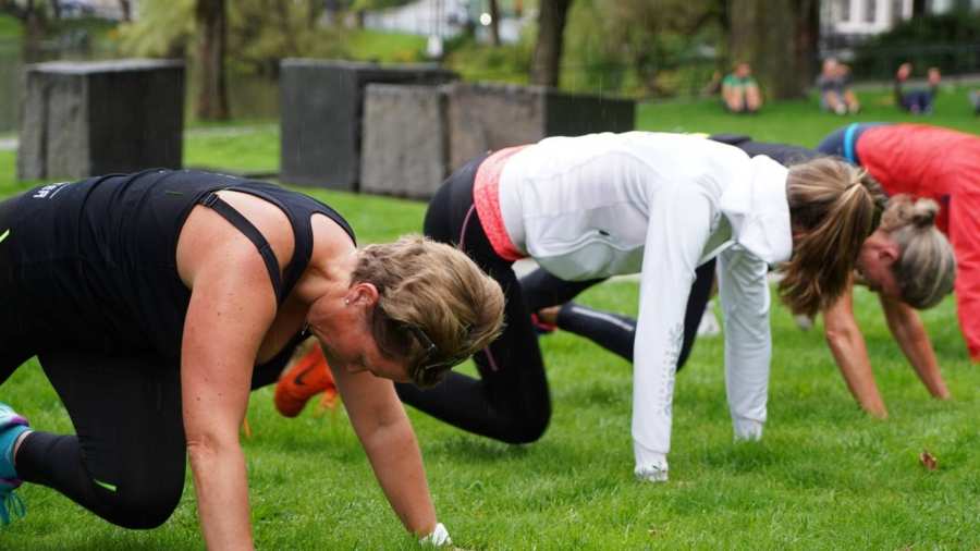 buiten sporten op gras in groep