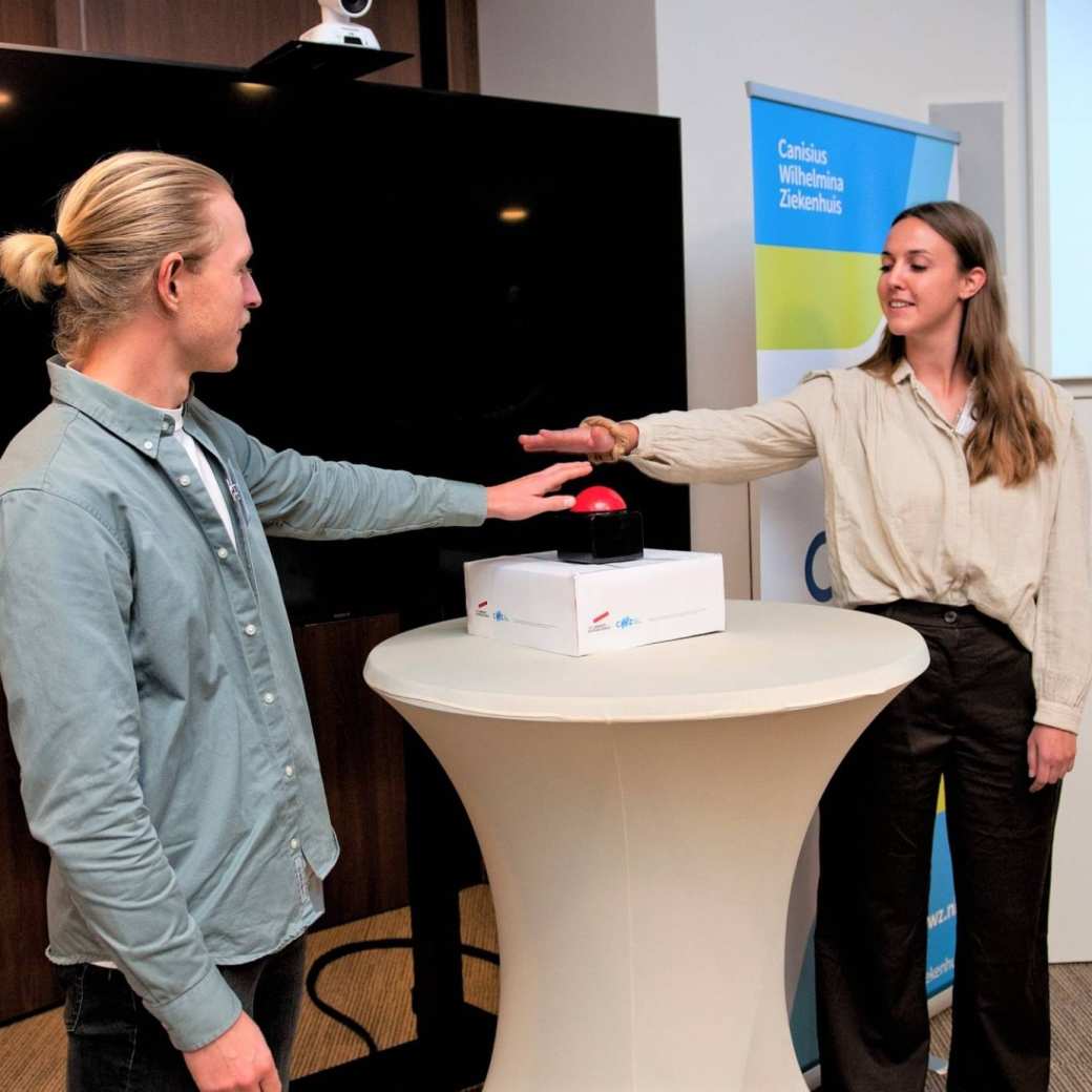 Met een druk op de knop openden Jikke Stevens (Kinderverpleegkundige & Verpleegkundig opleider – onderzoeker) en  Enzio Boeijen (Docent-onderzoek Praktijk) het ZIC. 