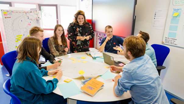 Learning and Development in Organisations voltijd, docent en studenten aan het werk