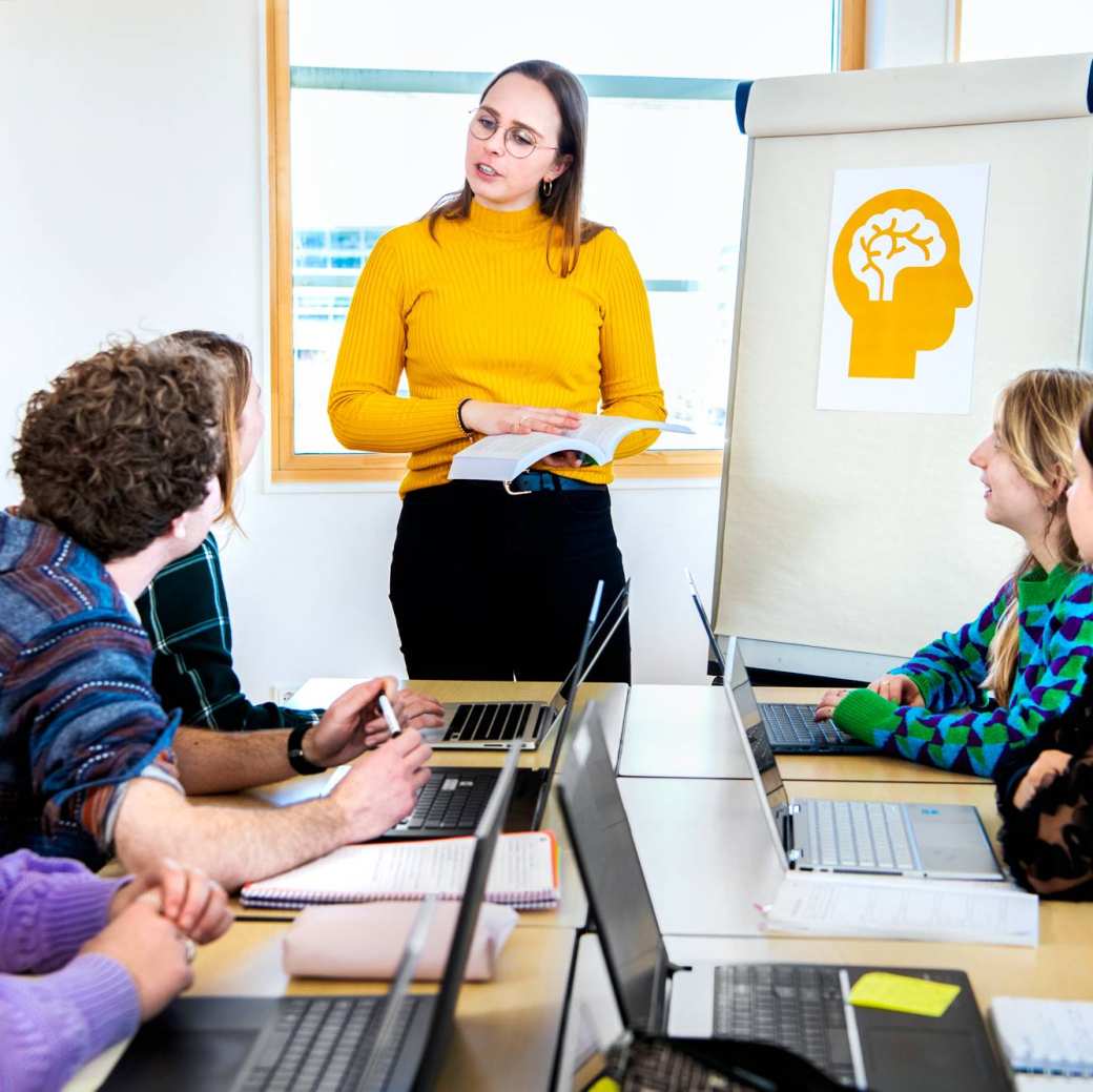 Docent en leercoach Marieke geeft uitleg aan studenten Logopedie