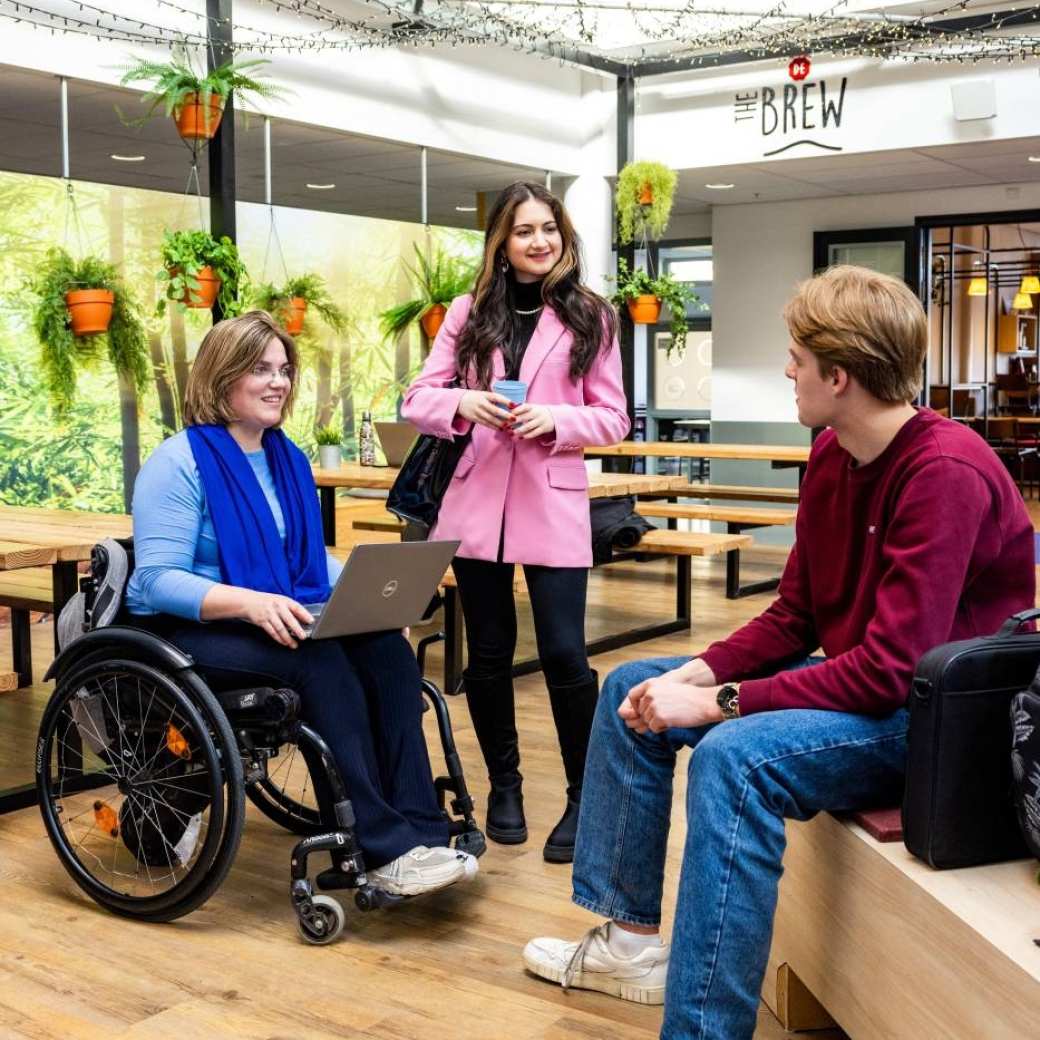 Studenten van de hbo studie human resource management in het café op de HAN in Nijmegen