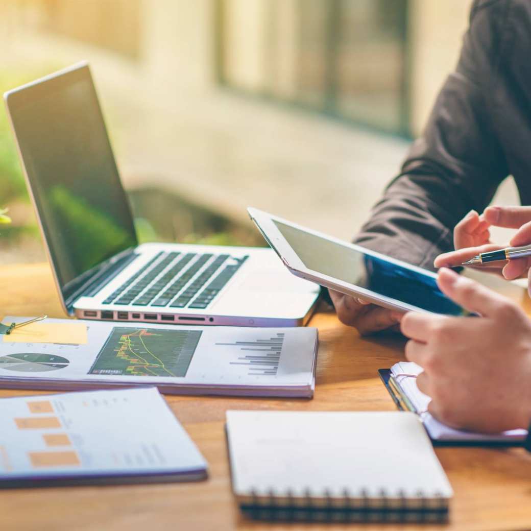 Stockfoto met laptop, papieren en financiÃ«n voor publicatie van het associate lectoraat Sustainable Finance & Tax van AFEM.