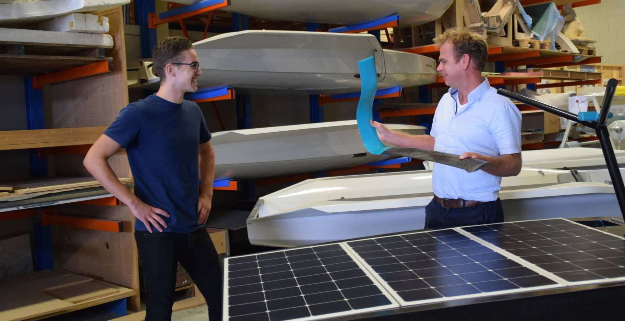 Mik en Jurian bij de solarboat