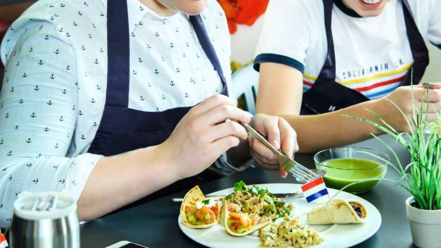 studenten aan het eten