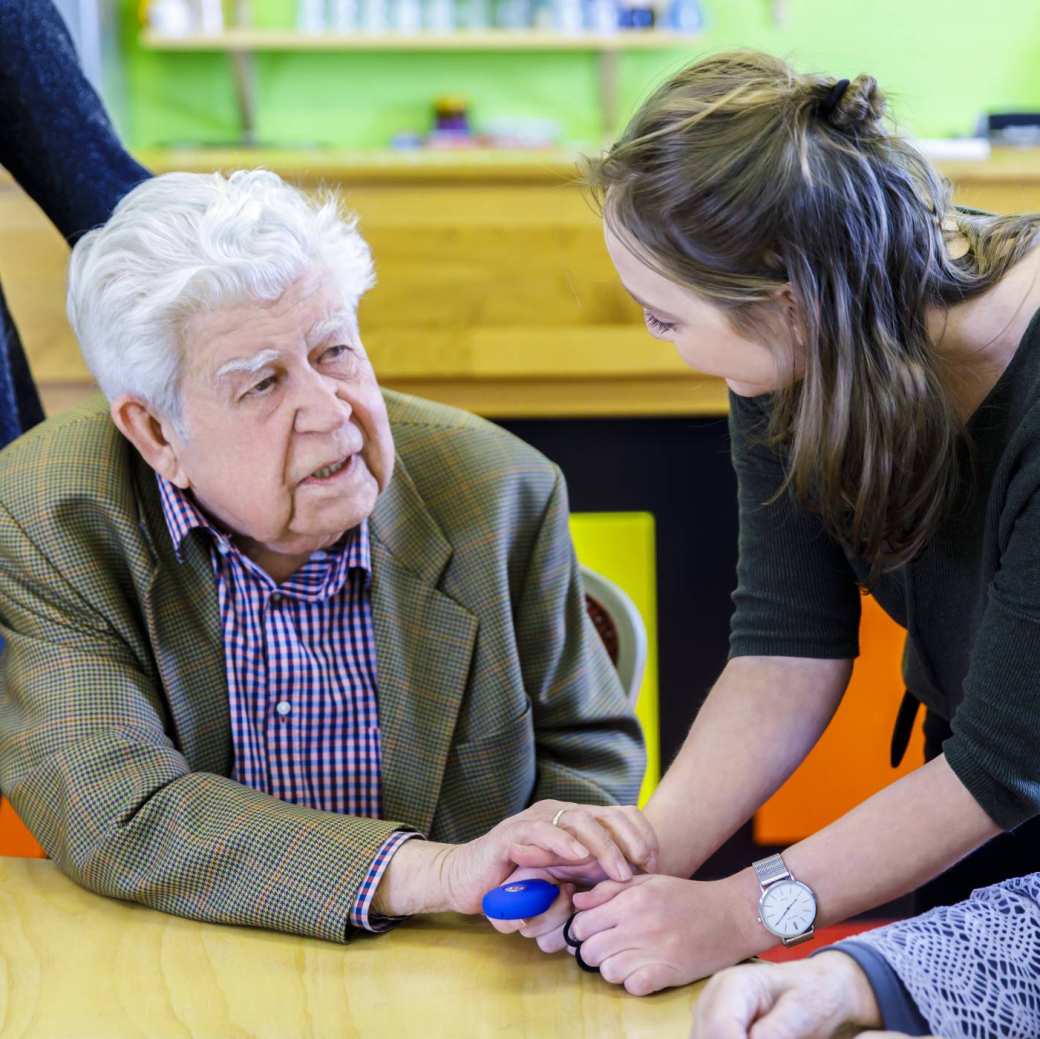 bijeenkomst wijkatelier lindenholt- man legt hand op hand student