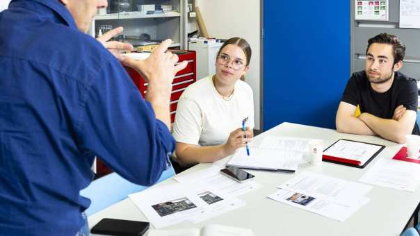 docent civiele techniek geeft instructie