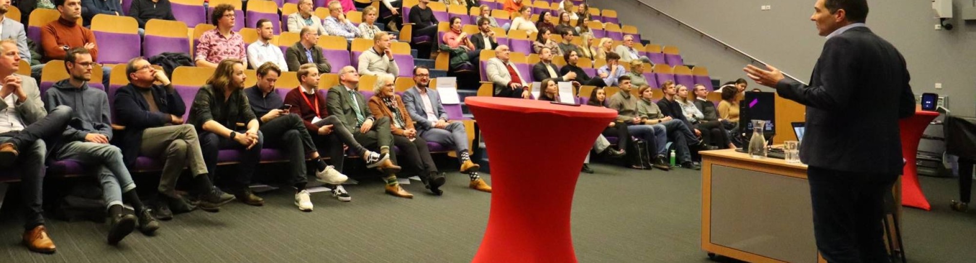 Publiek in het auditorium luistert aandachtig naar de keynote van Tim van Hattum van de WUR tijdens de Circulaire Oogst van het HAN Centrum Meervoudige Waardecreatie.