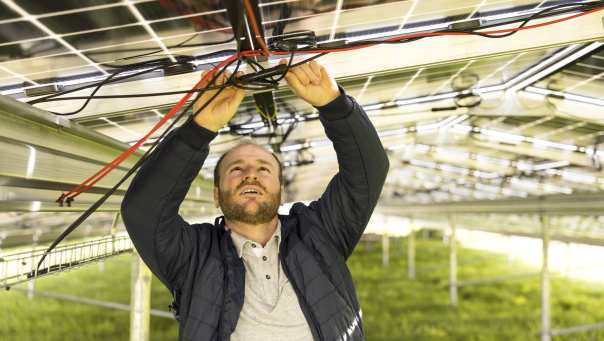 man bezig met energiepanelen