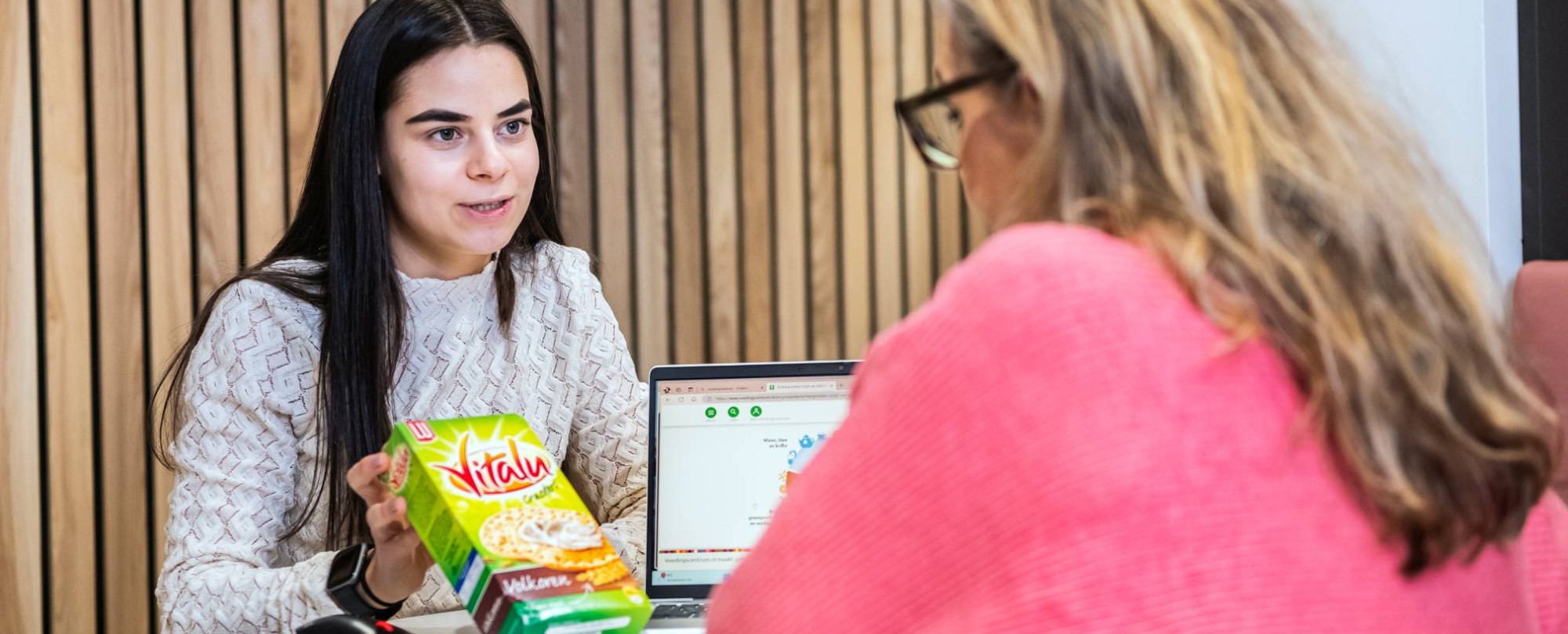 Student geeft uitleg over crackers. 