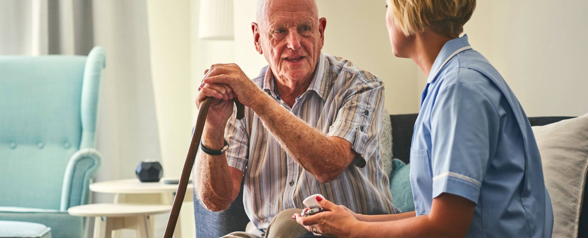 Verpleegkundige praat met een patient