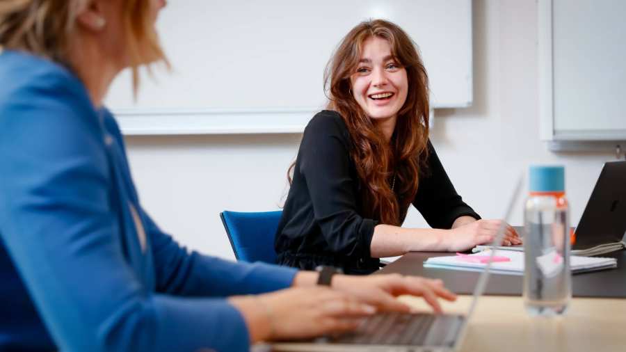 student vrouw luisteren