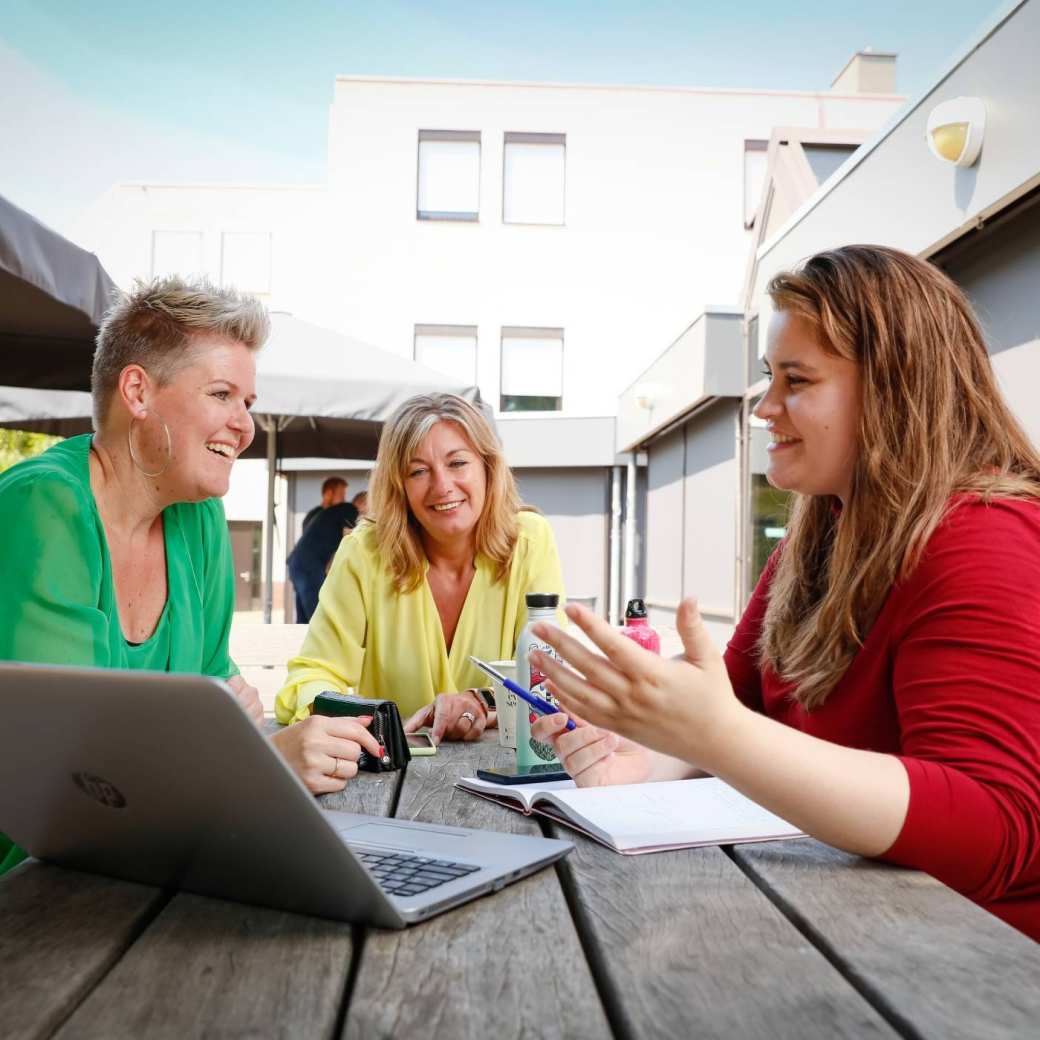 3 professionals die studeren aan de HAN naast hun baan overleggen samen.