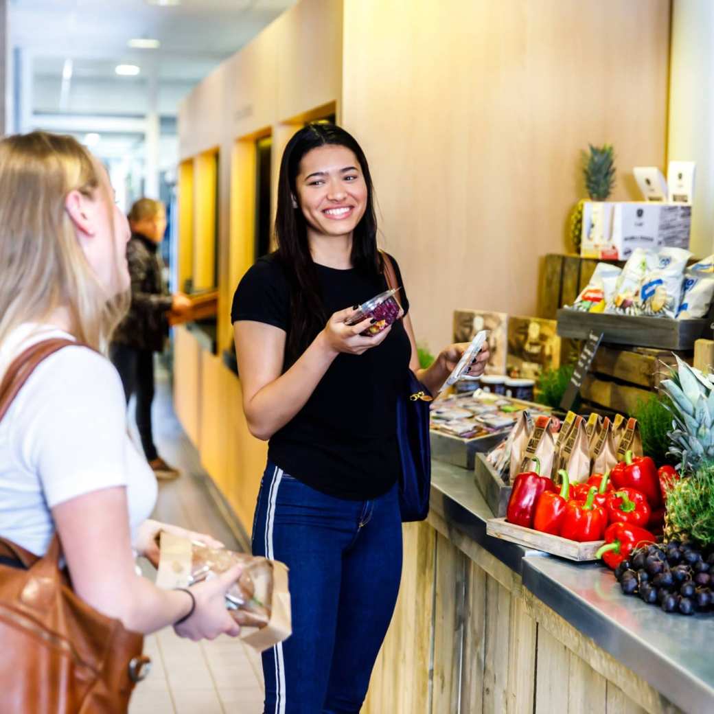 studenten lachen in gezonde kantine