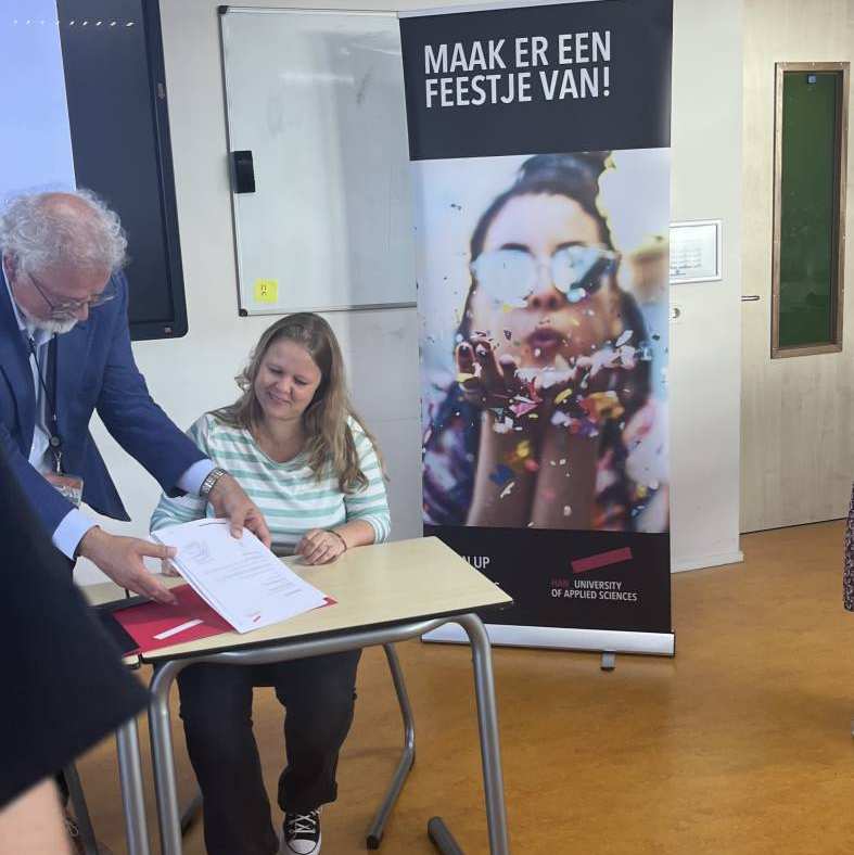 Baukje Brattinga krijgt masterdiploma Leraar Nederlands