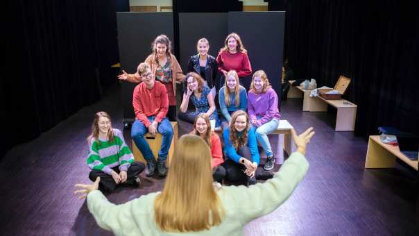 Fotoshoot maakdagen drama 2022. Groep studenten tijdens dramales