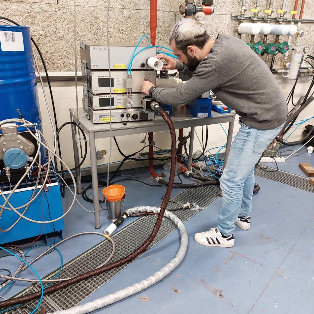 Student Ilias heeft als taak om een geautomatiseerde en mobiele kalibratieopstelling te ontwerpen en te bouwen. Dit past bij zijn specialisatie Automotive Design.